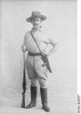 "Porträt Dr. Carl Peters mit Gewehr", schwarz-weiß Photographie, 1880, unbekannter Photograph, Scherl Bilderdienst; Bildquelle: Deutsches Bundesarchiv (German Federal Archive), Bild 183-R30019, wikimedia commons, http://de.wikipedia.org/w/index.php?title=Datei:Bundesarchiv_Bild_183-R30019,_Dr._Carl_Peters.jpg&filetimestamp=20081209214054.