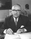 Unterberg, Rolf: Walter Hallstein (1901–1982), Schwarz-weiß-Photographie, 6. September 1957; Bildquelle: Deutsches Bundesarchiv, B 145 Bild-F004665-0003, online: http://www.bild.bundesarchiv.de/archives/barchpic/search/?search%5Bform%5D%5BSIGNATUR%5D=B+145+Bild-F004665-0003, Creative Commons Attribution ShareAlike 3.0 Germany.