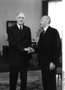 Bonn, Konrad Adenauer und Charles de Gaulle, Schwarz-Weiß-Photographie, 1958, Photograph: Ludwig Wegmann; Bildquelle: Deutsches Bundesarchiv (German Federal Archive), B 145 Bild-F015892-0010, wikimedia commons, http://commons.wikimedia.org/wiki/File:Bundesarchiv_B_145_Bild-F015892-0010,_Bonn,_Konrad_Adenauer_und_Charles_de_Gaulle.jpgCreative Commons Attribution-Share Alike 3.0 Germany