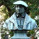 Gerhard Janensch (1860–1933), Büste von Johannes Bugenhagen (1485–1558), Kirchplatz an der Stadtkirche in Wittenberg, 1894, Farbphotographie 2005, Photograph: Torsten Schleese; Bildquelle: Wikimedia Commons, http://commons.wikimedia.org/wiki/File:Bugenhagendenkmal-WB-1.jpg?uselang=de, Creative Commons-Lizenz Namensnennung-Weitergabe unter gleichen Bedingungen 3.0 Unported.