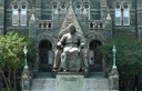 Jerome Connor (1874–1943), Statue von John Carroll (1735–1815), Georgetown University, Photograph: Patrickneil; Bildquelle: Wikimedia Commons, http://commons.wikimedia.org/wiki/File:John_Carroll_statue.jpg?uselang=de. Creative Commons-Lizenz Namensnennung-Weitergabe unter gleichen Bedingungen 3.0 Unported.