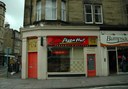 Ein "Pizza Hut" Fast-Food-Restaurant in Edinburgh, Farbphotographie, Großbritannien, 2006, Photograph: Kjetil Bjørnsrud; Bildquelle: wikimedia commons, http://commons.wikimedia.org/wiki/File:Harrypotter_edinburgh.jpg.   This file is licensed under the Creative Commons Attribution-Share Alike 3.0 Unported license.