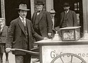 Der italienische Gelatieri Giovanni Martini mit Eiswagen in Recklinghausen im Jahr 1910; schwarz-weiß Photographie, Deutschland, 1910, Photograph: Angelo Martini; Bildquelle: Mit freundlicher Genehmigung des LWL-Industriemuseum http://www.lwl.org/LWL/Kultur/wim/portal/, © LWL-Industriemuseum / Angelo Martini, http://www.lwl.org/LWL/Kultur/wim/portal/S/hannover/Ausstellungen/italiano/ 