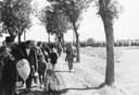 Vertriebene Polen ziehen unter Bewachung von bewaffneten Wehrmachtssoldaten zum Bahnhof in Schwarzenau (Czerniejewo) bei Gnesen (Gniezno), schwarz-weiß Photographie, Deutschland, 1939, Photograph: Wilhelm Holtfreter; Bildquelle: Deutsches Bundesarchiv (German Federal Archive), R 49 Bild-0131, wikimedia commons, http://de.wikipedia.org/w/index.php?title=Datei:Bundesarchiv_R_49_Bild-0138,_Polen,_Wartheland,_Aussiedlung_von_Polen.jpg&filetimestamp=20081209225121.