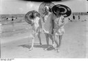 Urlauber am Strand, Deutschland, schwarz-weiß Photographie, 1928, unbekannter Photograph; Bildquelle: Deutsches Bundesarchiv (German Federal Archive), Bild 102-06234, wikimedia commons, http://commons.wikimedia.org/wiki/File:Bundesarchiv_Bild_102-06234,_Badefreuden_am_Strand.jpg.licensed under the Creative Commons Attribution-Share Alike 3.0 Germany license.