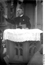 Bingen.- Prälat Prof. Dr. Ignaz Seipel vor der Hildegardes-Kapelle, schwarz-weiß Photographie, September 1929, unbekannter Photograph; Bildquelle: Deutsches Bundesarchiv (German Federal Archive), Bild 102-08406, wikimedia commons, http://commons.wikimedia.org/wiki/File:Bundesarchiv_Bild_102-08406,_Ignaz_Seipel.jpg?uselang=de.  Diese Datei ist unter der Creative Commons-Lizenz Namensnennung-Weitergabe unter gleichen Bedingungen 3.0 Deutschland lizenziert.