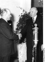 Bonn, Besuch Jean Monnet; Konrad Adenauer, Schwarz-Weiß-Photographie, 1953, Photograph: Rolf Unterberg; Bildquelle: Deutsches Bundesarchiv (German Federal Archive), B 145 Bild-F001192-0003, wikimedia commons, http://commons.wikimedia.org/wiki/File:Bundesarchiv_B_145_Bild-F001192-0003,_Bonn,_Besuch_Jean_Monnet,_Konrad_Adenauer.jpg