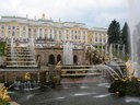 Der Peterhof mit der großen Kaskade in Sankt Petersburg, Farbphotographie, 2005, Photograph: Cottbus; Bildquelle: Wikimedia Commons, http://commons.wikimedia.org/wiki/File:PeterhofGrandCascade.JPG?uselang=de.Creative Commons Namensnennung-Weitergabe unter gleichen Bedingungen 3.0 Unported license.