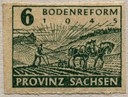 Briefmarke zur Bodenreform in der Sowjetischen Besatzungszone (SBZ), Provinz Sachsen, Ausgabedatum: 17. Dezember 1945, ungestempelt, Scan: Prolineserver; Bildquelle: wikimedia commons, http://commons.wikimedia.org/wiki/File:Stamp_Bodenreform_Provinz_Sachsen.jpg?uselang=de, gemeinfrei.