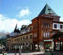 Hotel Badrutt's Palace, Straßenseite, Farbphotographie, 2008, Photograph: Herbert Klaeren, Bildquelle: Wikimedia Commons, http://commons.wikimedia.org/wiki/File:BadruttStrasse.jpg?uselang=de. 