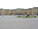 Schloss Schönbrunn in Wien, Farbphotographie, 2004, Photograph: Heinz-Peter Deska; Bildquelle: Wikimedia Commons, http://commons.wikimedia.org/wiki/File:Sch%C3%B6nbrunn_september_2004.jpgCreative Commons Attribution-Share Alike 3.0 Unported license.