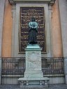 Theodor Lundberg (1852–1926), Statue von Olaus Petri (1493–1552) neben der Storkyrka in Stockholm, errichtet 1898, Farbphotographie 2005, Photograph: Peter Isotalo; Bildquelle: Wikimedia Commons, http://commons.wikimedia.org/wiki/File:Storkyrkan2.jpg?uselang=de.Creative Commons Some Rights Reserved Creative Commons-Lizenz Namensnennung-Weitergabe unter gleichen Bedingungen 3.0 Unported