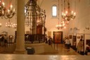 Die Bima in der alten Synagoge von Krakau, Farbphotographie, 2005, Photograph: Merlin; Bildquelle: Wikimedia Commons, http://commons.wikimedia.org/wiki/File:Poland_Krak%C3%B3w_-_Old_Synagogue_with_bima.jpg?uselang=de, Creative Commons-Lizenz Namensnennung-Weitergabe unter gleichen Bedingungen 3.0 Unported