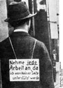 Mann mit Schild "Nehme jede Arbeit an, da ich von keiner Seite unterstützt werde", Schwarz-weiß-Photographie, 1929/1933, unbekannter Photograph; Bildquelle: Deutsches Bundesarchiv, http://www.bild.bundesarchiv.de/cross-search/search/_1329901153/?search[view]=detail&search[focus]=1. 