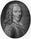 Voltaire (eigentlich: François Marie Arouet, 1694–1778), Kupferstich, o. J., unbekannter Künstler, Scan: Gabor; Bildquelle: Müller-Baden, Emanuel (Hg.): Bibliothek des allgemeinen und praktischen Wissens zum Studium und Selbstunterricht in den hauptsächlichsten Wissenszweigen und Sprachen, Berlin 1905, vol. 5, S. 36, wikimedia commons, http://commons.wikimedia.org/wiki/File:Voltaire_oval.jpg, gemeinfrei.