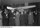 Georg Pahl, Die Ankunft des berühmten Filmregisseurs Ernst Lubitsch auf dem Zentralflughafen in Berlin, Schwarz-weiß-Photographie, November 1932; Bildquelle: Deutsches Bundesarchiv Bild 102-14021, http://www.bild.bundesarchiv.de/archives/barchpic/view/7880331.