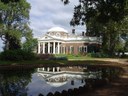 Villa Monticello, Farbphotographie, 2005, Photograph: Matt Kozlowski; Bildquelle: Wikimedia Commons, http://commons.wikimedia.org/wiki/File:Monticello_reflected.JPG  Creative Commons Attribution-Share Alike 3.0 Unported license.