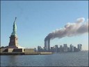 Skyline New Yorks am Morgen des Terroranschlags vom 11. Septembers 2001 mit den brennenden Zwillingstürmen des World Trade Centres; Bildquelle: National Park Service,  public domain; http://www.nps.gov/remembrance/statue/index 