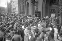 Georg Pahl, Massenandrang der Sparer vor der städtischen Sparkasse in Berlin, Schwarz-weiß-Photographie, 1931; Bildquelle: Deutsches Bundesarchiv, Bild 102-12023, http://www.bild.bundesarchiv.de/archives/barchpic/view/2224630. 