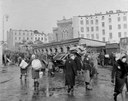 Originalbildunterschrift: "Wartheland: Lodsch, Umzug der Juden ins Ghetto", Schwarz-Weiß-Photographie, März 1940, Photograph: Dr. Gauss; Bildquelle: Deutsches Bundesarchiv (German Federal Archive), R 49 Bild-0131, Wikimedia Commons, http://commons.wikimedia.org/wiki/File:Bundesarchiv_Bild_137-051639A,_Polen,_Ghetto_Litzmannstadt,_Deportation.jpg?uselang=de.