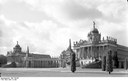 Max Baur (1898–1988), Blick über den Ehrenhof des Neuen Palais auf die Communs, diese sind verbunden durch eine halbkreisförmige Kolonnade die durch zwei Pavillons mit Obelisk eingefasst und in der Mitte mit einem Triumphbogen versehen ist, Schwarz-Weiß-Photographie [o.J.]; Bildquelle: Deutsches Bundesarchiv (German Federal Archive), Bild 170-679, Wikimedia Commons, http://commons.wikimedia.org/wiki/File:Bundesarchiv_Bild_170-679,_Potsdam,_Sanssouci,_Communs.jpg.Creative Commons Attribution-Share Alike 3.0 Germany license.