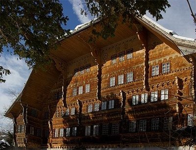 Rossinière: Le Grand Chalet aus dem Jahre 1754 (Stiftung Balthus), Farbphotographie, 2004, Photograph: Roland Zumbühl; Bildquelle: Wikimedia Commons, http://commons.wikimedia.org/wiki/File:Swiss-rossiniere-grand-chalet.jpg?uselang=de. 