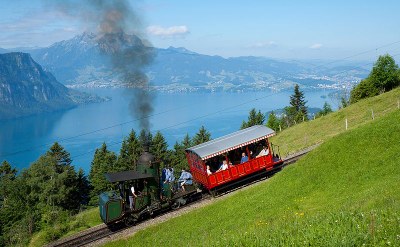 Lokomotive 7 der Vitznau-Rigi-Bahn, weltweit eine der letzten (wenn nicht die letzte) betriebsfähige Dampflokomotive mit Stehkessel, unterwegs auf die Rigi. Zwischen Grubisbalm und Freibergen, Farbphotographie, 2009, Photograph: David Gubler (http://www.bahnbilder.ch); Bildquelle: Wikimedia Commons, http://commons.wikimedia.org/wiki/File:VRB_H_1-2_bei_Freibergen.jpg?uselang=de.