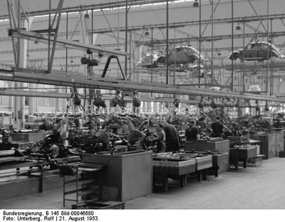Produktion des VW Käfer im Volkswagenwerk Wolfsburg 1953 IMG