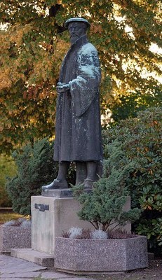 Georgius Agricola-Denkmal in Glauchau, Photograph: André Karwath, Farbphotographie, 2007; Bildquelle: Wikimedia Commons, http://commons.wikimedia.org/wiki/File:Georgius_Agricola_memorial_Glauchau_3_%28aka%29.jpg?uselang=de. 