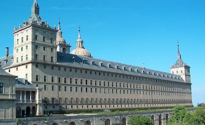 Real Sitio de San Lorenzo de El Escorial, Südfassade, Farbphotographie, unbekannter Photograph; Bildquelle: Wikimedia Commons, http://commons.wikimedia.org/wiki/File:Ventana2.jpg?uselang=de