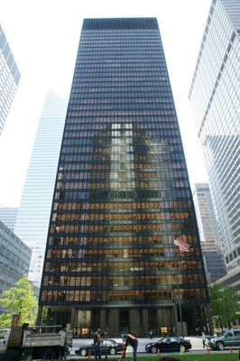 Das Seagram Building von Ludwig Mies van der Rohe (1886–1969) und Philip Johnson (1906–2005) in New York City, Farbphotographie, 2008 Photograph: Noroton; Bildquelle: Wikimedia Commons, http://commons.wikimedia.org/wiki/File:NewYorkSeagram_04.30.2008.JPG, gemeinfrei.