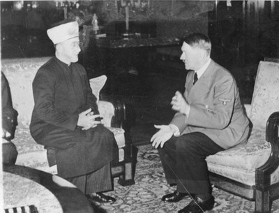 s/w-Fotografie, Dez. 1941, Amin al Hadj Husseini trifft Adolf Hitler, Großmufti von Jerusalem, Vorsitzender des Obersten Islamischen Rates, Originaltitel: "Der Grossmufti von Palästina vom Führer empfangen. Der Führer empfing in Gegenwart des Reichsministers des Auswärtigen von Ribbentrop den Grossmufti von Palästina, Sayid Amin al Husseini, zu einer herzlichen und für die Zukunft der arabischen Länder bedeutungsvollen Unterredung." Agentur: Presse Hoffmann Bildquelle: Bundespressearchiv, http://www.bild.bundesarchiv.de/archives/barchpic/search/_1263562207/?search[view]=detail&search[focus]=1 Bestand:	Bild 146 - Sammlung von Repro-Negativen Signatur:	Bild 146-1987-004-09A  Lizenz: Creative Commons 3.0