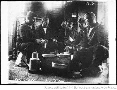 Englische Matrosen öffnen eine Konservendose mit einem Bajonett 1914 IMG