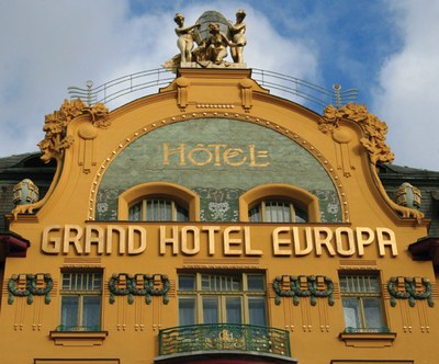 Obere Fassade des "Grand Hotel Europa" in Prag (erbaut 1889/1903–1905), Václavské náměstí 25, Farbphotographie, 2007, unbekannter Photograph; Bildquelle: wikimedia commons, http://commons.wikimedia.org/wiki/File:GrandHotelEuropaPrag.JPG. This file is licensed under the Creative Commons Attribution-Share Alike 3.0 Unported, 2.5 Generic, 2.0 Generic and 1.0 Generic license.