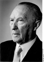 Adenauer, Konrad Dr.: Bundeskanzler, CDU, Bundesrepublik Deutschland, schwarz-weiß Photographie, 1952, unbekannter Photograph; Bildquelle: Deutsches Bundesarchiv (German Federal Archive), B 145 Bild-F005630-0005, wikimedia commons http://commons.wikimedia.org/wiki/File:Bundesarchiv_B_145_Bild-F005630-0005,_Konrad_Adenauer.jpg.  Diese Datei ist unter der Creative Commons-Lizenz Namensnennung-Weitergabe unter gleichen Bedingungen 3.0 Deutschland lizenziert.