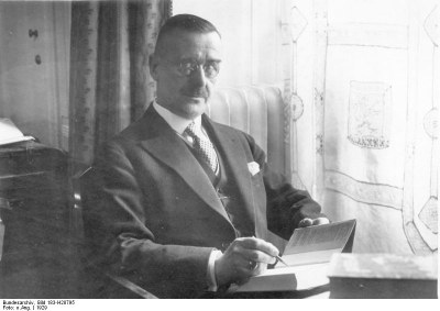 Berlin, Thomas Mann, schwarz-weiß Photographie, 1929, unbekannter Photograph (Zentralbild); Bildquelle: Deutsches Bundesarchiv (German Federal Archive), Bild 183-H28795; http://commons.wikimedia.org/wiki/File:Bundesarchiv_Bild_183-H28795,_Berlin,_Thomas_Mann.jpg. Diese Datei ist unter der Creative Commons-Lizenz Namensnennung-Weitergabe unter gleichen Bedingungen 3.0 Deutschland lizenziert.