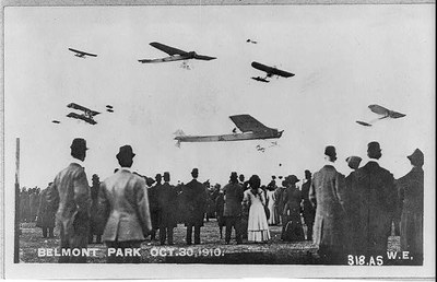Crowd watching seven planes in air at Belmont Park air show, New York, Schwarz-Weiß-Photographie, 30. Oktober 1910, unbekannter Photograph; Bildquelle: Library of Congress (Reproduction Number: LC-USZ62-45022), http://www.loc.gov/pictures/resource/cph.3a45232/. 