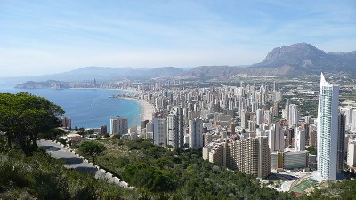 Panoramaaufnahme von Benidorm von La Cruz aus gesehen, Farbphotographie, 2008, Photograph: Siocaw; Bildquelle: Wikimedia Commons, http://commons.wikimedia.org/wiki/File:Benidorm2.jpg?uselang=de, gemeinfrei. 