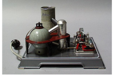 Elektrische Dampfmaschine "Atomkraftwerk R 200", Werkstatt: Wilhelm Schröder und Co., Lüdenscheid, Material/Technik: Weißblech, Metall / lithografiert, gebogen, genietet, Maße: 19 cm (Höhe), 31 cm (Breite), 24,5 cm (Tiefe), Bildquelle: 