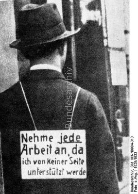 Mann mit Schild "Nehme jede Arbeit an, da ich von keiner Seite unterstützt werde", Schwarz-weiß-Photographie, 1929/1933, unbekannter Photograph; Bildquelle: Deutsches Bundesarchiv, http://www.bild.bundesarchiv.de/cross-search/search/_1329901153/?search[view]=detail&search[focus]=1. 