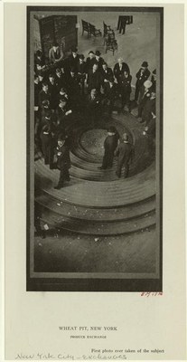 Wheat Pit, New York, Produce Exchange, Schwarz-weiß-Photographie, 1906, unbekannter Photograph; Bildquelle: NYPL Digital Gallery, Image ID: 801562, http://digitalgallery.nypl.org/nypldigital/id?801562.