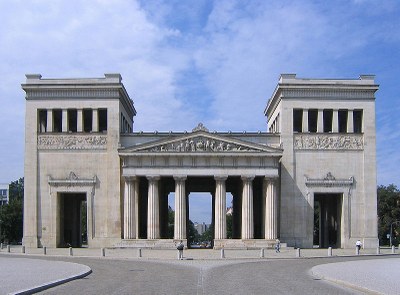 Propyläen am Königsplatz in München, Farbphotographie, 2007, Photograph: Karsten Juhl; Bildquelle: Wikimedia Commons, http://commons.wikimedia.org/wiki/File:Propyl%C3%A4en_-_M%C3%BCnchen.jpg?uselang=deCreative Commons-Lizenz Namensnennung 2.0 US-amerikanisch (nicht portiert)