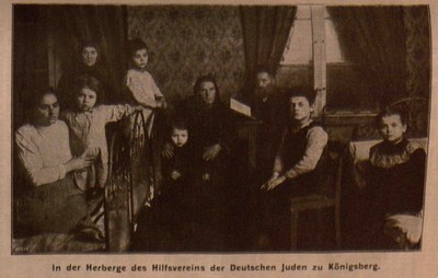 "In der Herberge des Hilfsvereins der Deutschen Juden in Königsberg", unbekannter Photograph, 1906; Bildquelle: Fünfter Geschäftsbericht des Hilfsvereins der Deutschen Juden (1906), Berlin 1907, S. 86.