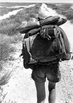 Rucksackreisender: Jungenschaft im Bund Göttingen in der Provence, Schwarz-Weiß-Photographie, 1960, Photograph: Helmut König; Bildquelle: Bildarchiv des Mindener Kreises. Mit freundlicher Genehmigung des Fotoarchiv des Mindener Kreises e.V. und Helmut Königs.