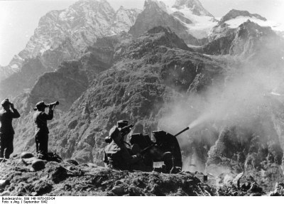 „Russland, Kaukasus, Gebirgsjäger“, Schwarz-Weiß-Photographie, 1942, unbekannter Photograph; Bildquelle: Deutsches Bundesarchiv (German Federal Archive), Bild 146-1970-033-04, wikimedia commons, http://commons.wikimedia.org/wiki/File:Bundesarchiv_Bild_146-1970-033-04,_Russland,_Kaukasus,_Gebirgsj%C3%A4ger.jpg.  Creative Commons Attribution-Share Alike 3.0 Germany