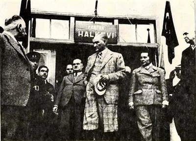 Atatürk besichtigt Volkshaus 1937