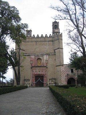 Portal des Convento Franciscano Huejotzingo, Farbphotographie, 2006, Photograph: Cgarzahe; Bildquelle: Wikimedia Commons, http://commons.wikimedia.org/wiki/File:Portada_del_Convento_Franciscano_Huejotzingo_%28_C_Garza%29.JPG Creative Commons Attribution-Share Alike 2.5 Generic license.