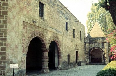 Tor und Capilla Posa (unten) des Convento Franciscano Huejotzingo, Farbphotographie, 2006, Photograph: Cgarzahe; Bildquelle: Wikimedia Commons, http://commons.wikimedia.org/wiki/File:Porteria_y_Capilla_Posa,_convento_franciscano_Huejotzingo_%28C_Garza%29.jpg. Creative Commons Attribution-Share Alike 2.5 Generic license. 