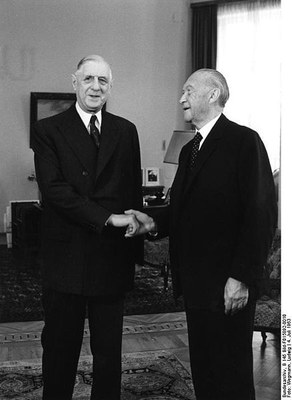 Charles de Gaulle (1890–1970) mit Konrad Adenauer (1876–1967) IMG