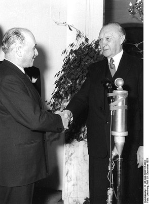 Bonn, Besuch Jean Monnet; Konrad Adenauer, Schwarz-Weiß-Photographie, 1953, Photograph: Rolf Unterberg; Bildquelle: Deutsches Bundesarchiv (German Federal Archive), B 145 Bild-F001192-0003, wikimedia commons, http://commons.wikimedia.org/wiki/File:Bundesarchiv_B_145_Bild-F001192-0003,_Bonn,_Besuch_Jean_Monnet,_Konrad_Adenauer.jpg